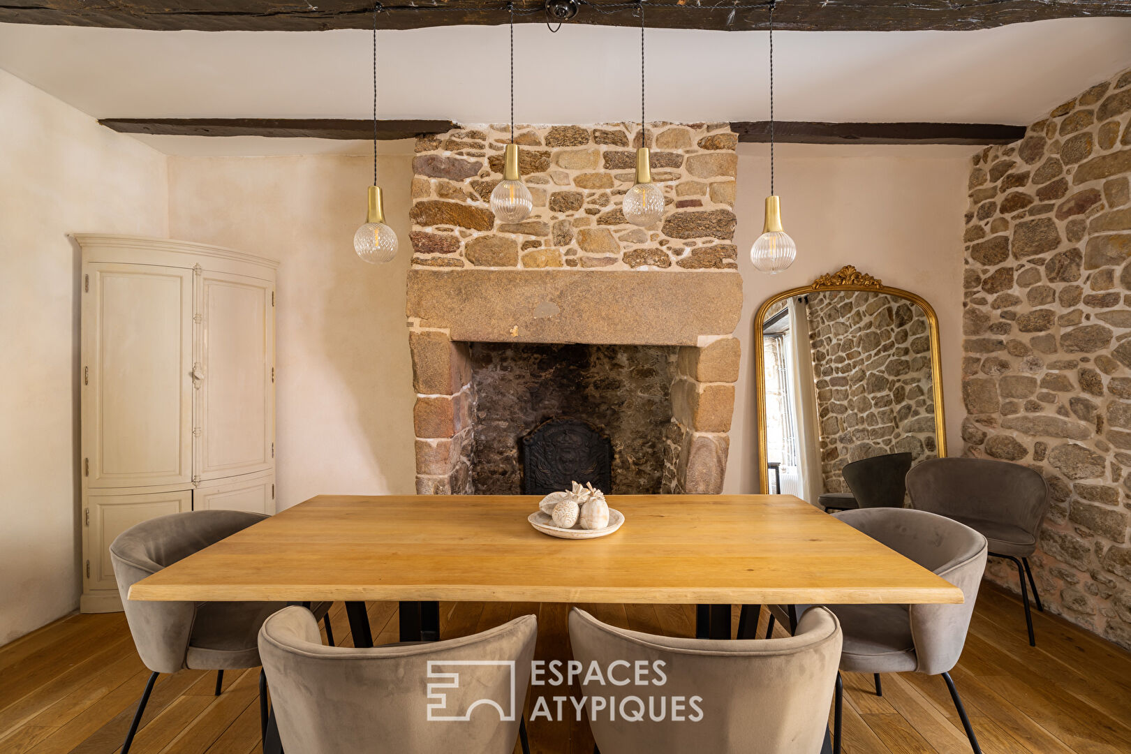 House with unique charm near the ramparts of Auray