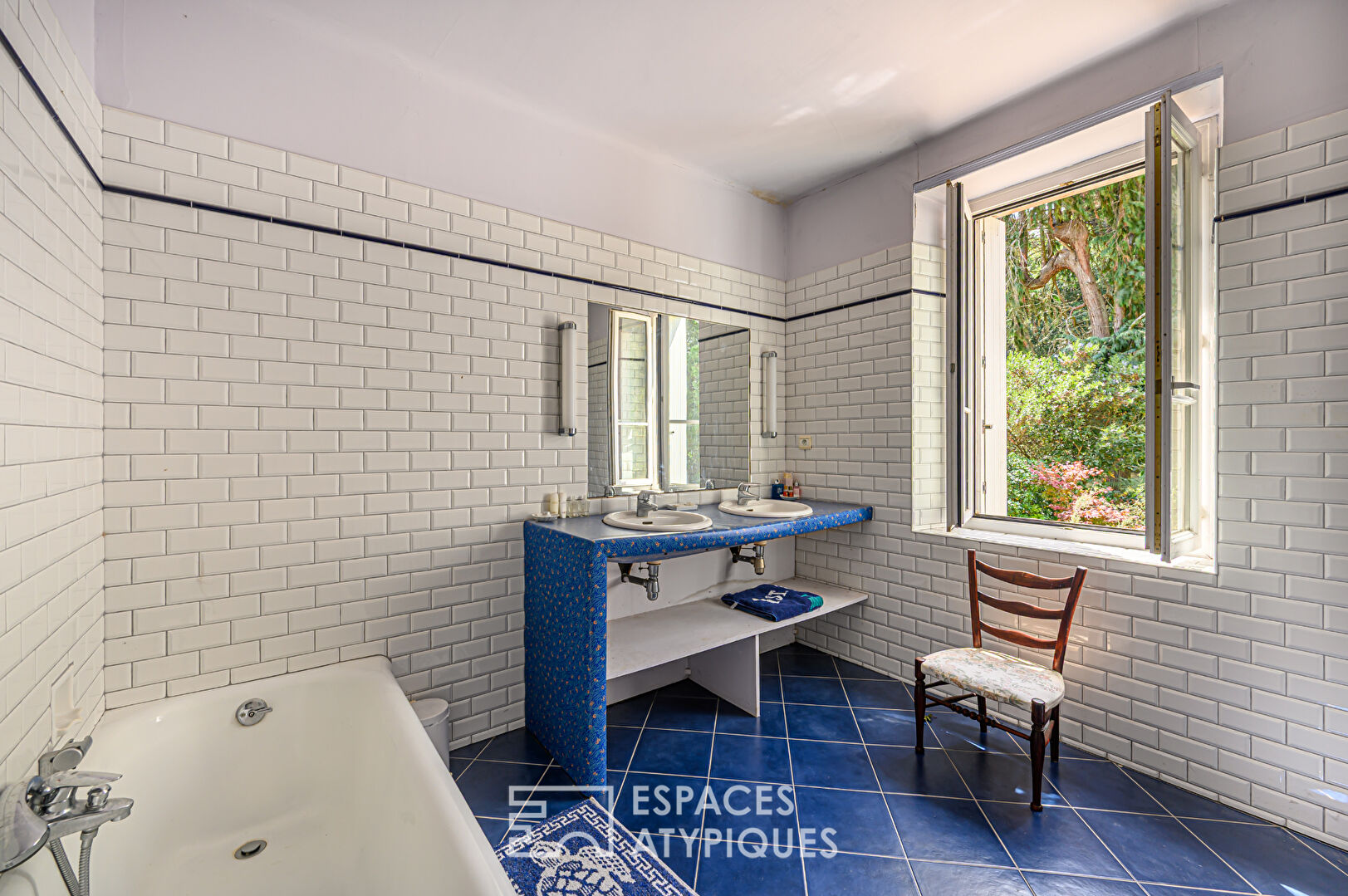 Manoir du XIXème siècle au coeur d&rsquo;un parc paysager.