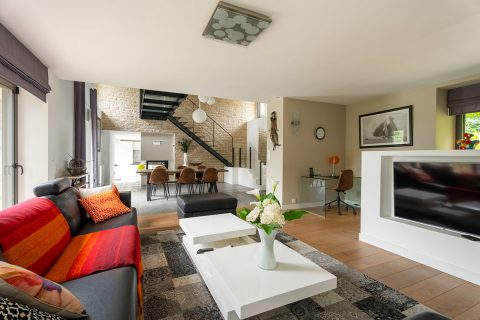 Chaumière de caractère avec belles prestations et jardin paysager