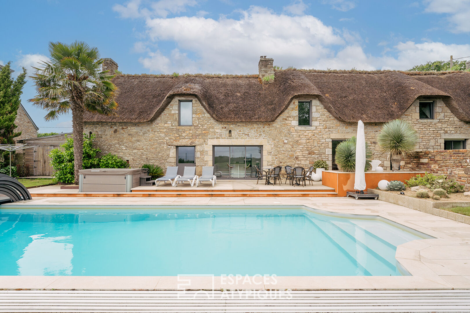 Chaumière de caractère avec belles prestations et jardin paysager