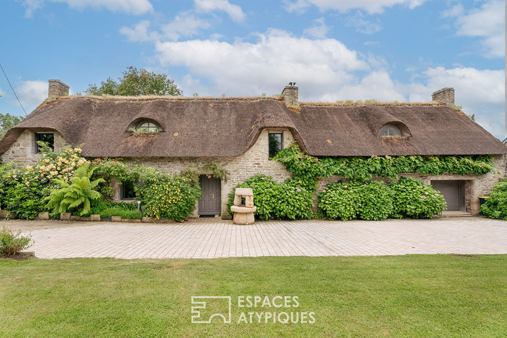 Chaumière de caractère avec belles prestations et jardin paysager