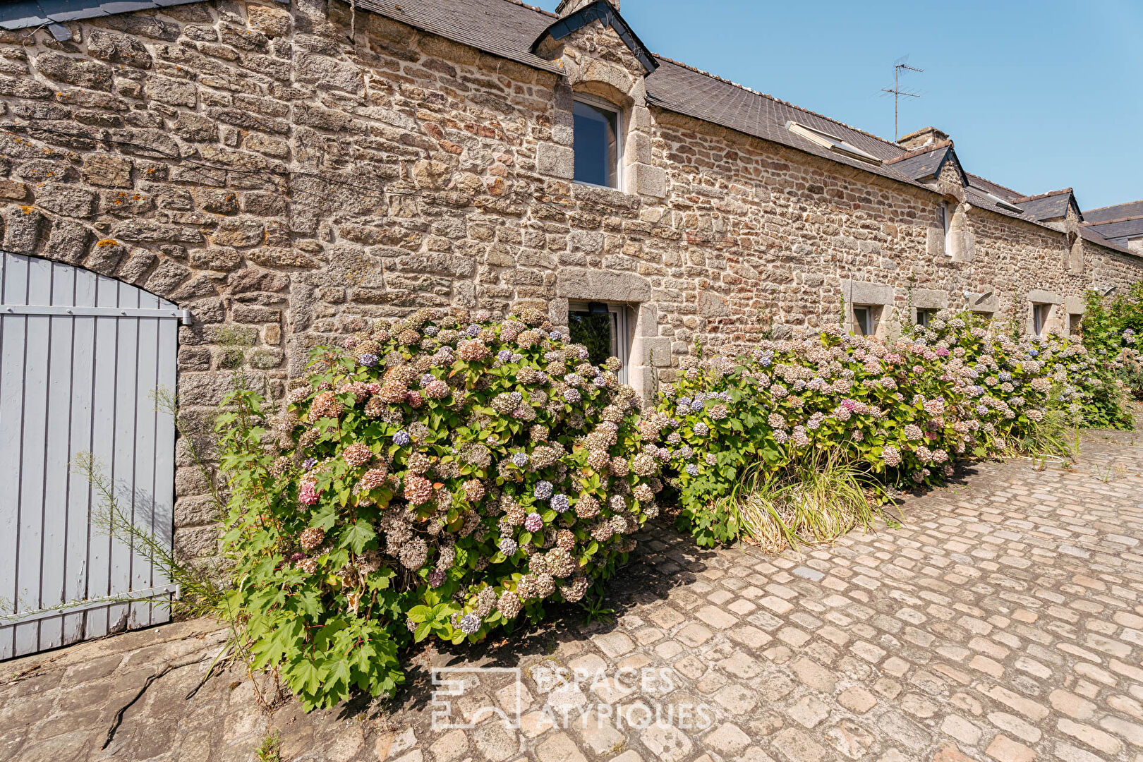 A character longère on the doorstep of Vannes