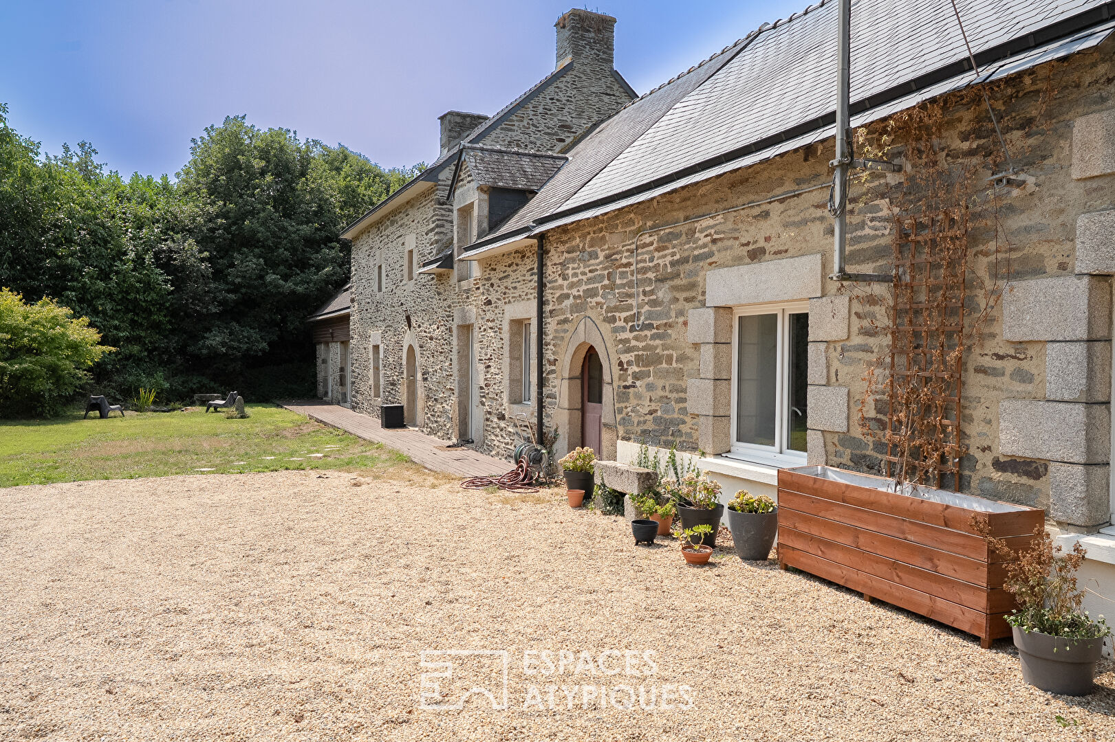Renovated stone house with swimming pool and workshops