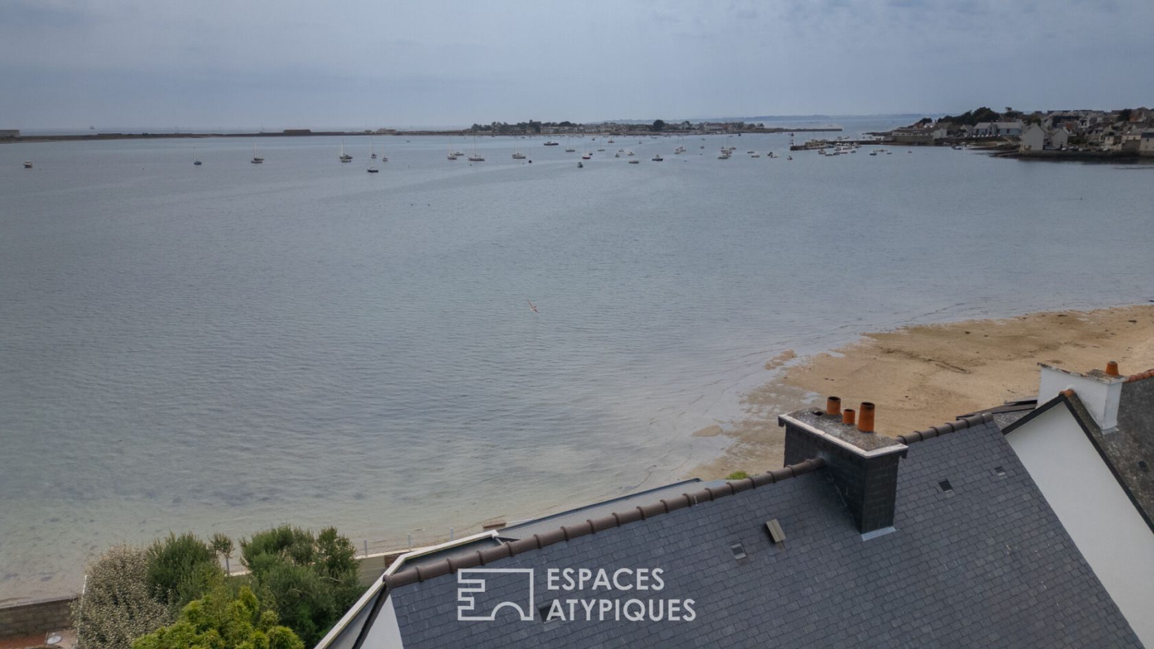 Spacious house with immediate sea view, enclosed garden and private beach access