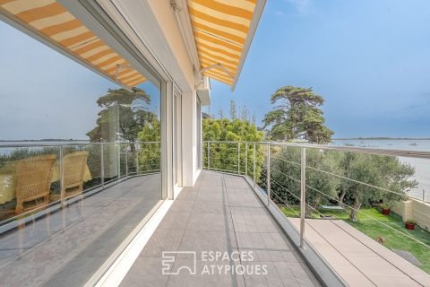 Spacious house with immediate sea view, enclosed garden and private beach access