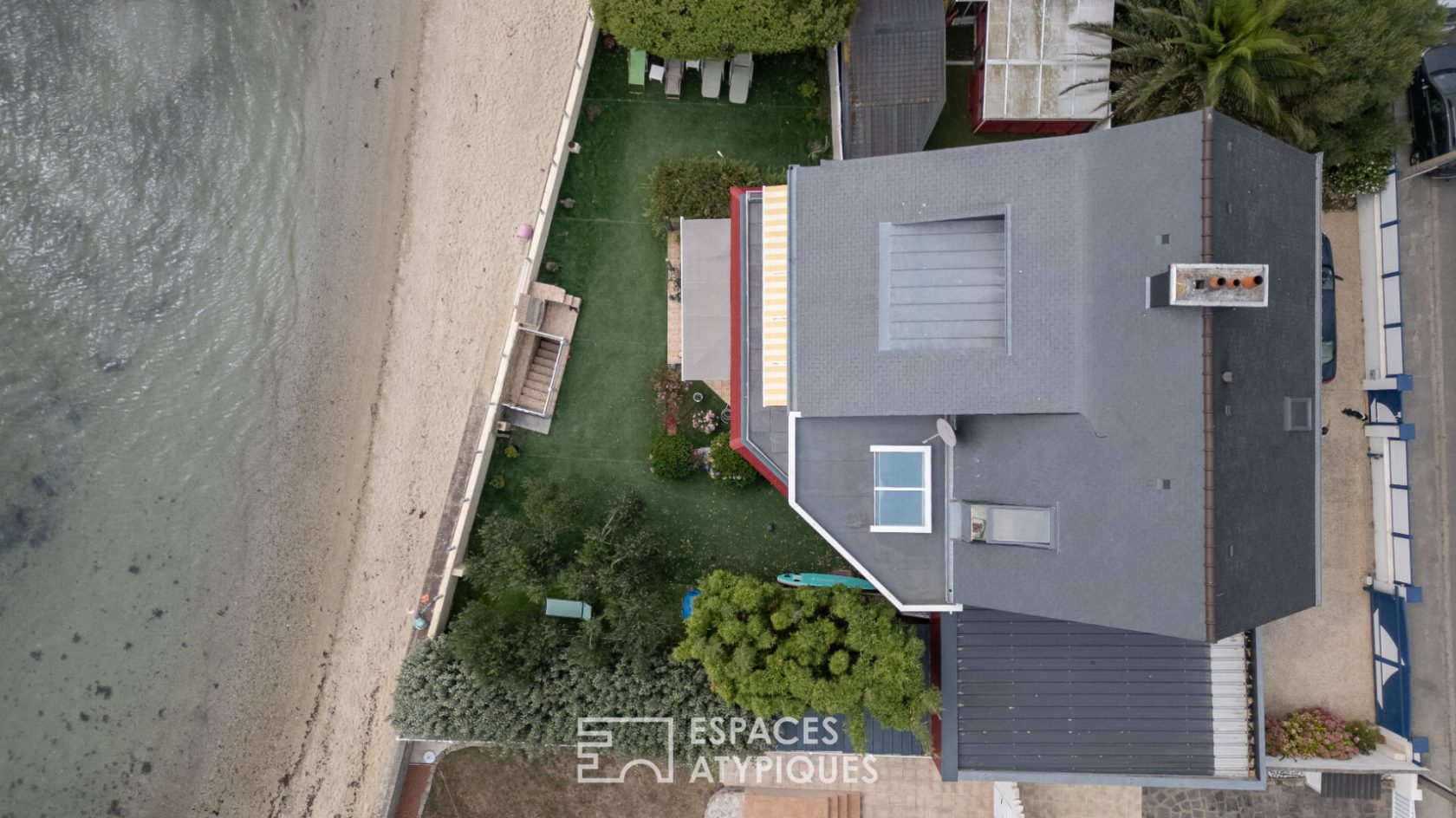 Spacious house with immediate sea view, enclosed garden and private beach access