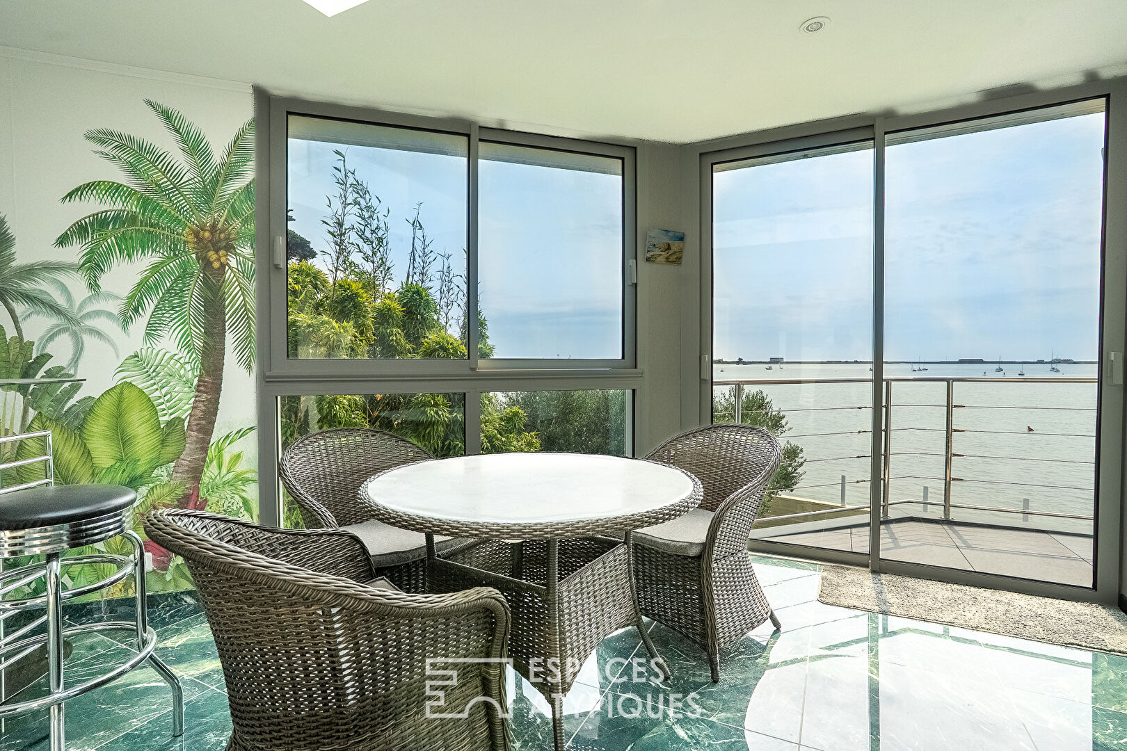 Spacious house with immediate sea view, enclosed garden and private beach access