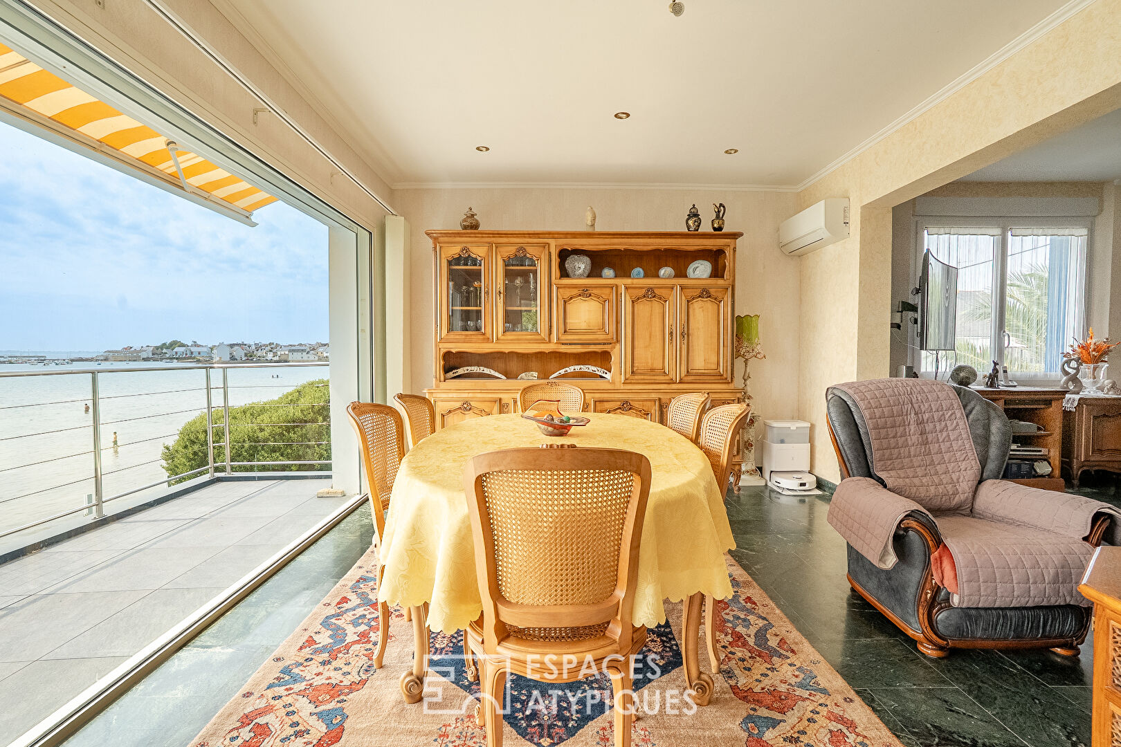 Spacious house with immediate sea view, enclosed garden and private beach access