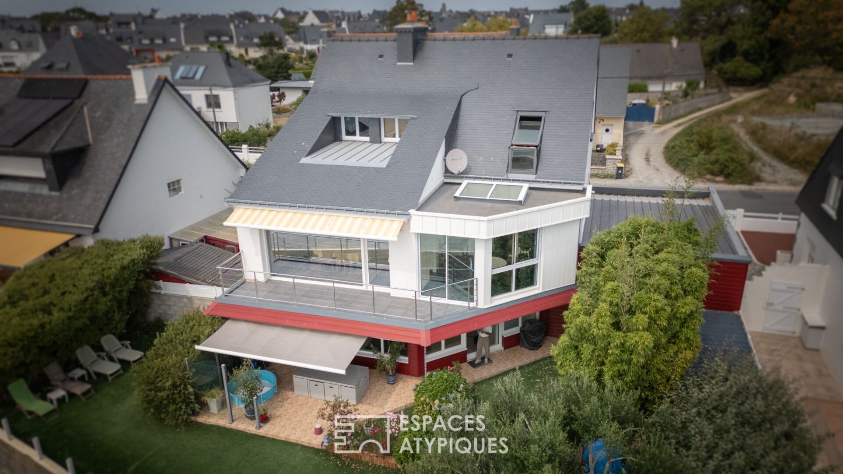 Spacious house with immediate sea view, enclosed garden and private beach access