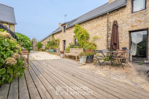 Stone farmhouse with outbuilding and direct access to the beaches