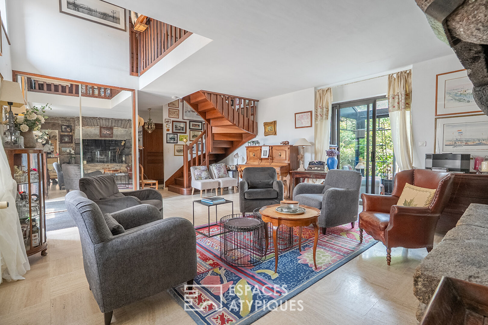 Stone farmhouse with outbuilding and direct access to the beaches