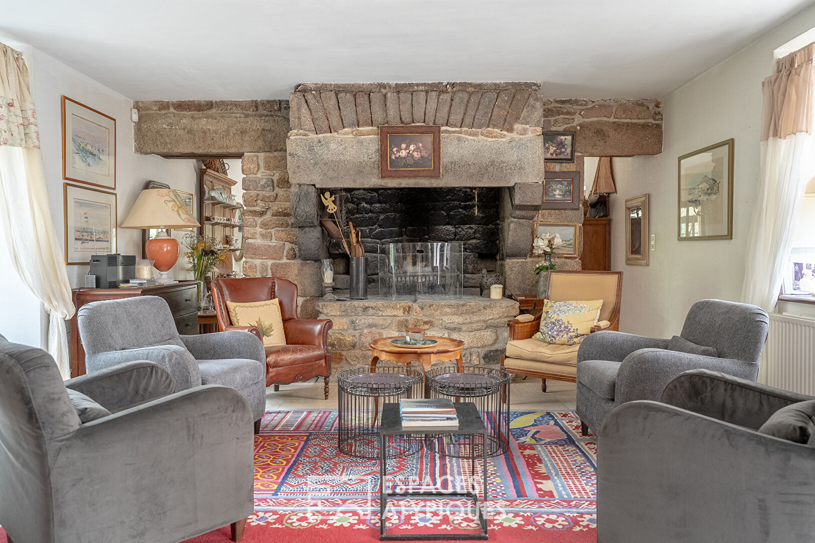 Stone farmhouse with outbuilding and direct access to the beaches