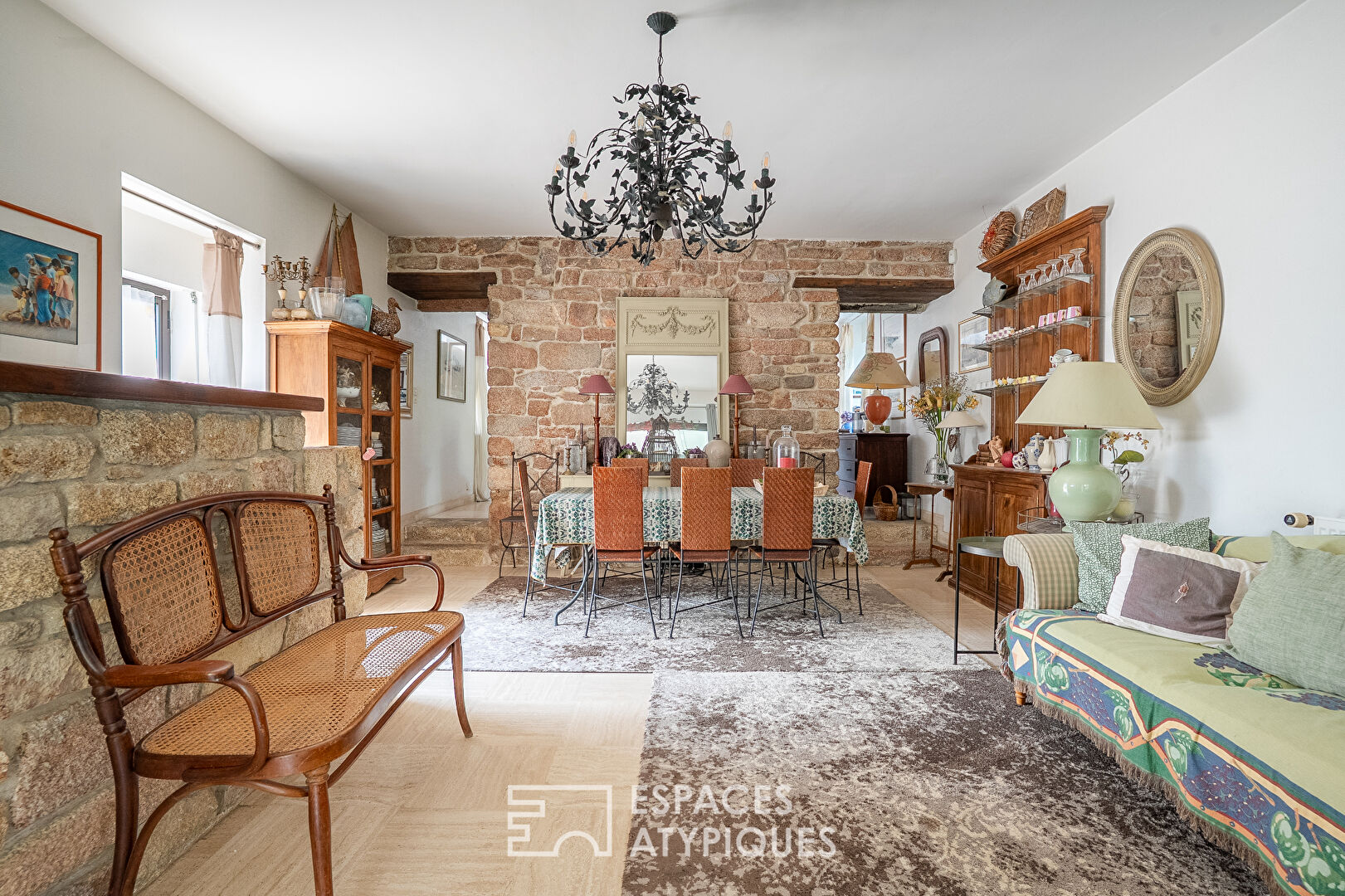 Stone farmhouse with outbuilding and direct access to the beaches