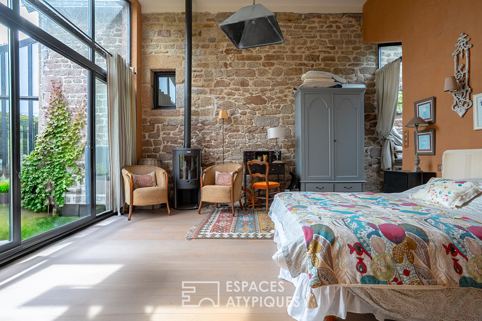 Stone farmhouse with outbuilding and direct access to the beaches