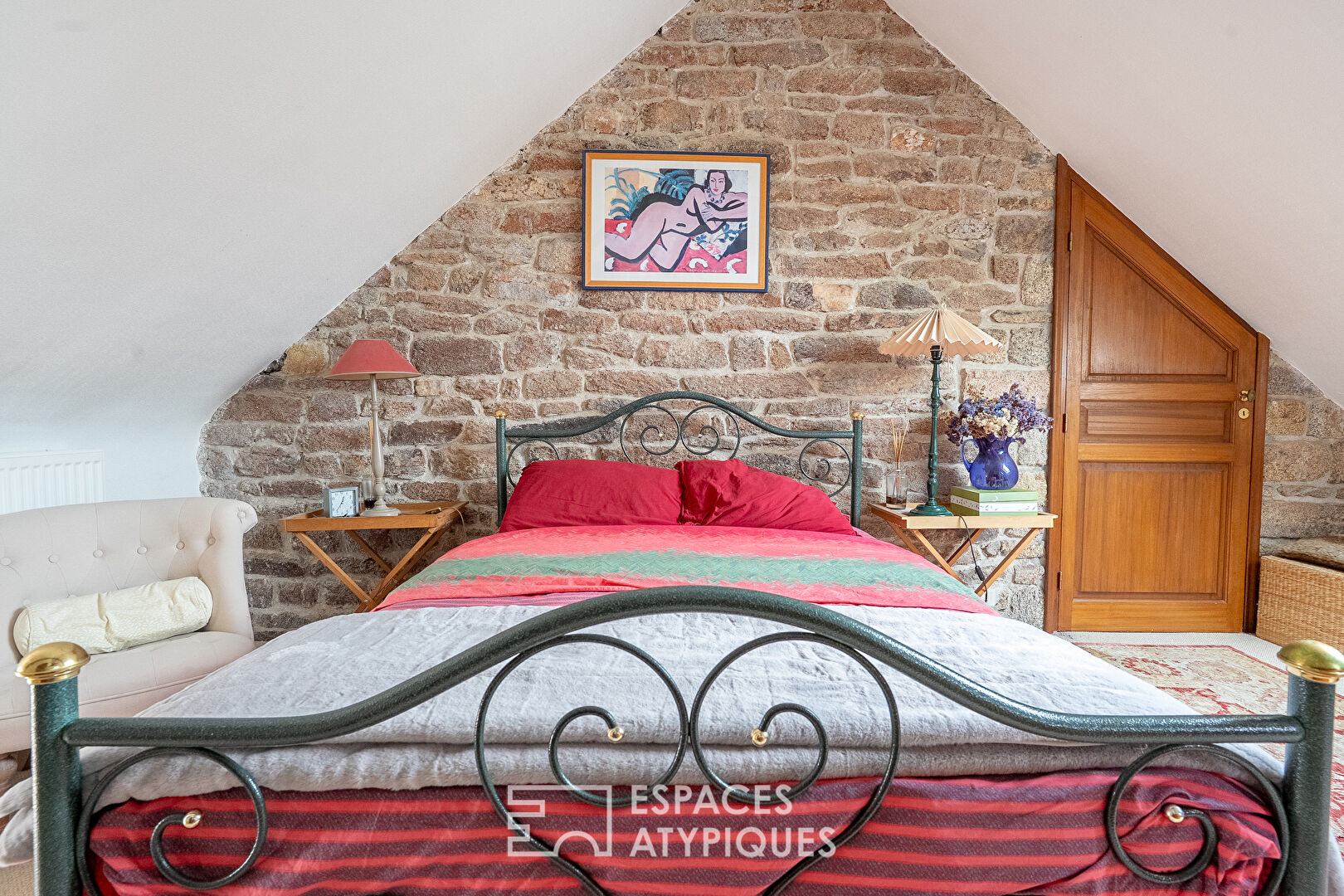 Stone farmhouse with outbuilding and direct access to the beaches