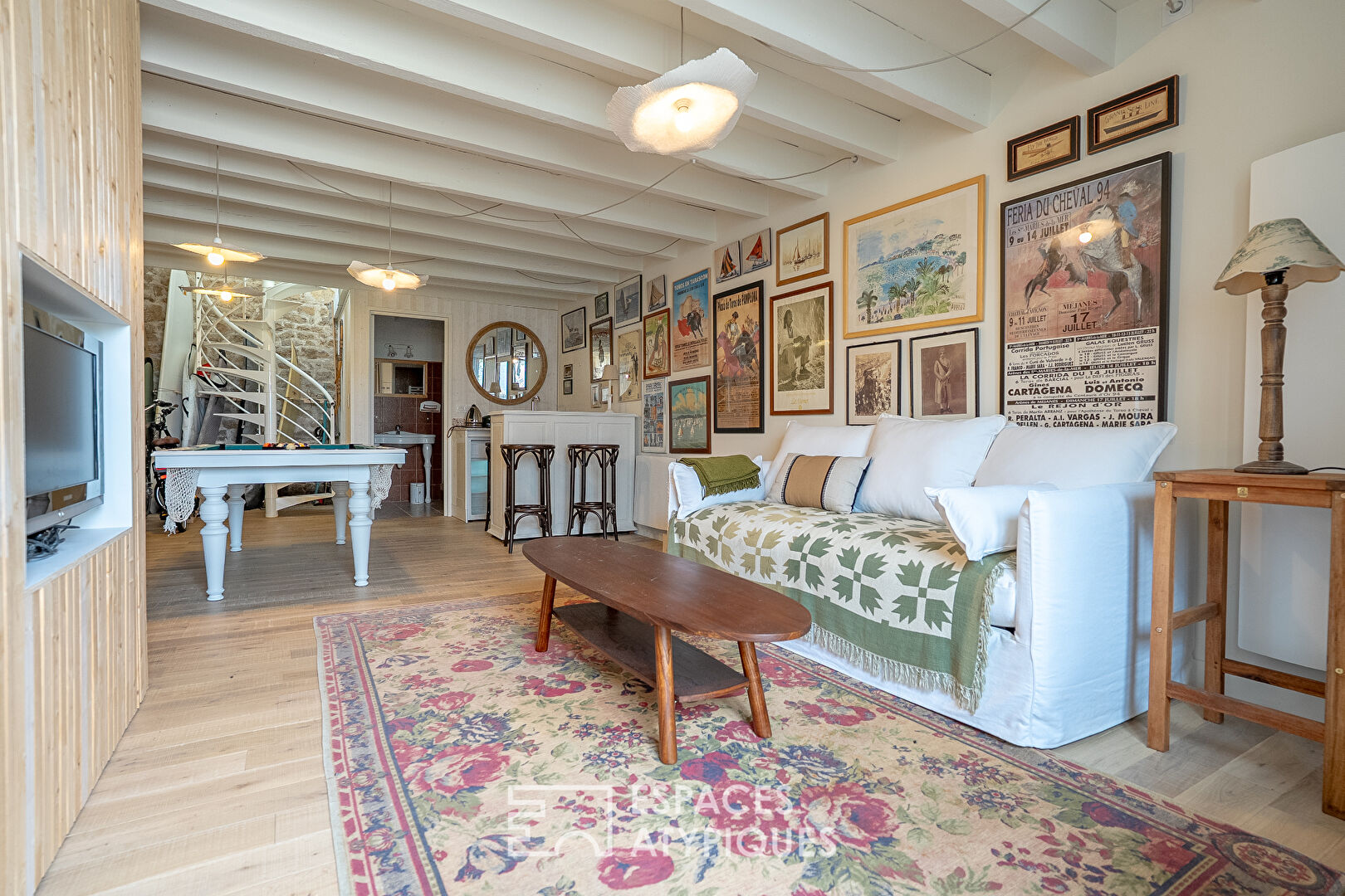 Stone farmhouse with outbuilding and direct access to the beaches