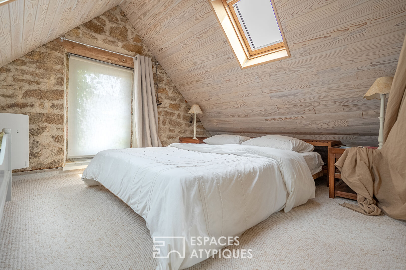 Stone farmhouse with outbuilding and direct access to the beaches