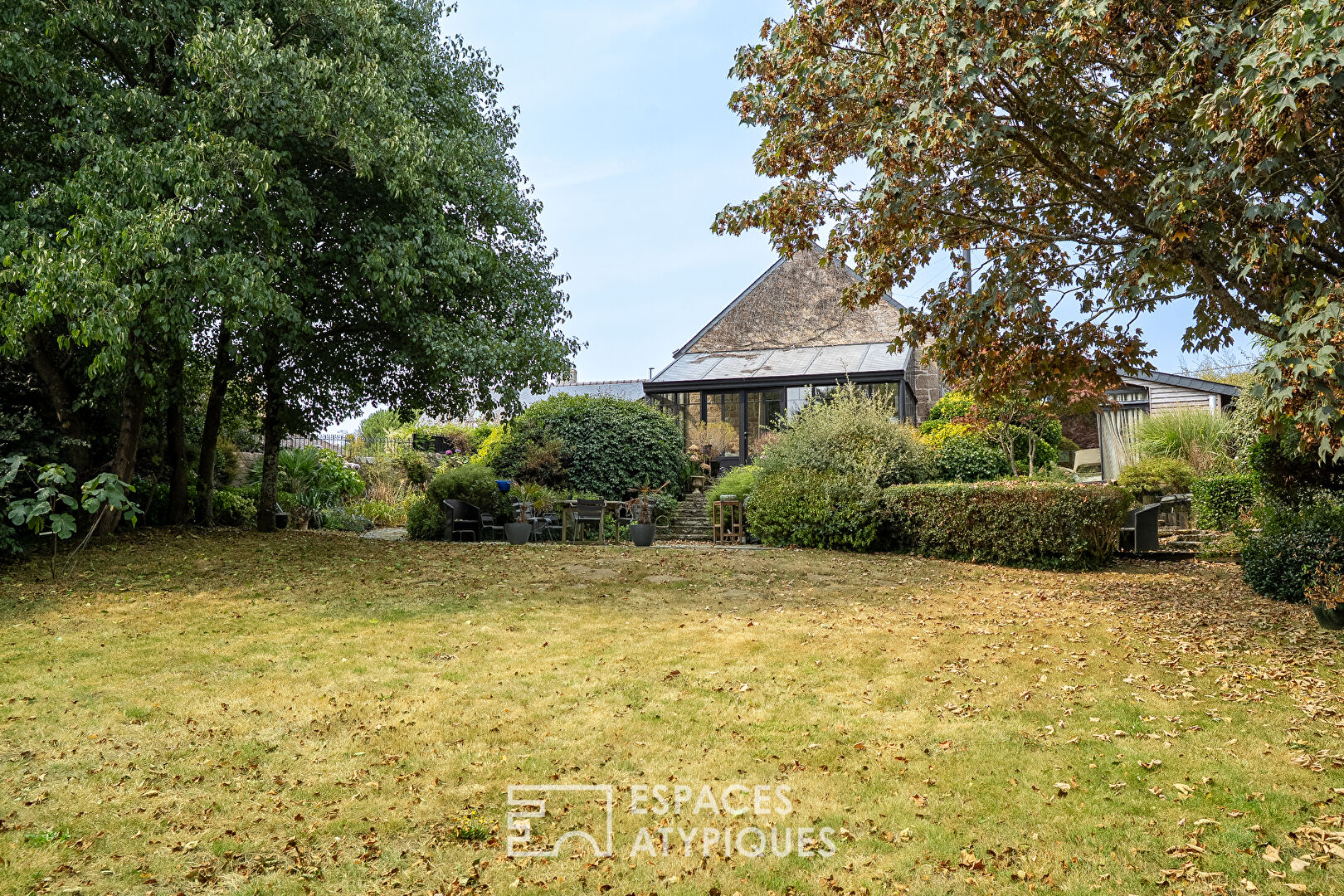 Stone farmhouse with outbuilding and direct access to the beaches