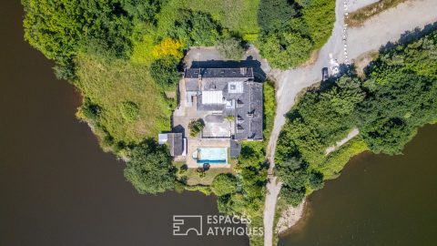 Symbolic property with stunning views over the Étang du Ter