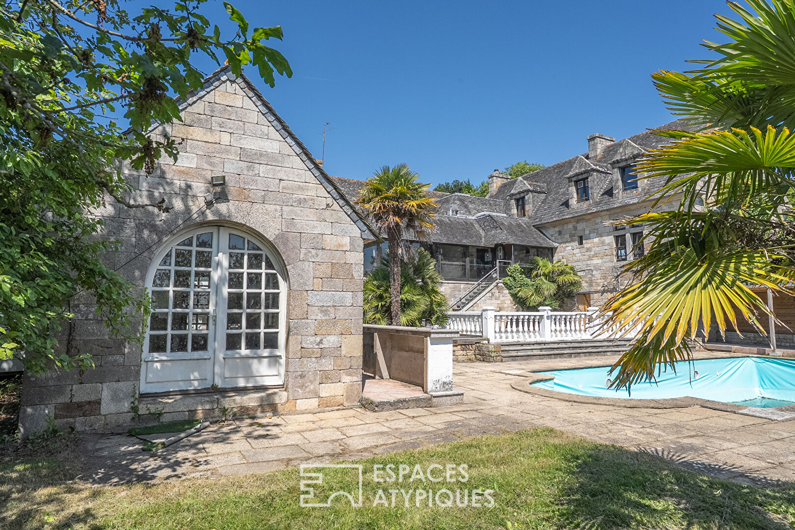 Symbolic property with stunning views over the Étang du Ter