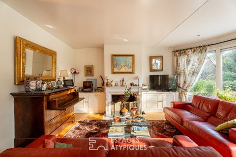 Maison d’Architecte avec jardin paysager dans un environnement boisé.
