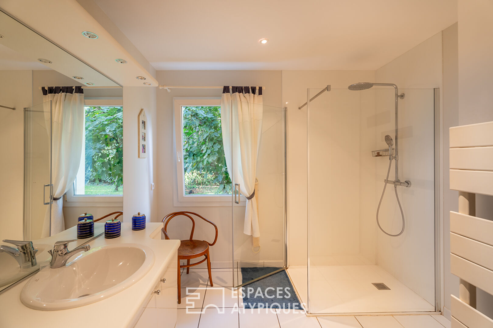 Maison d’Architecte avec jardin paysager dans un environnement boisé.