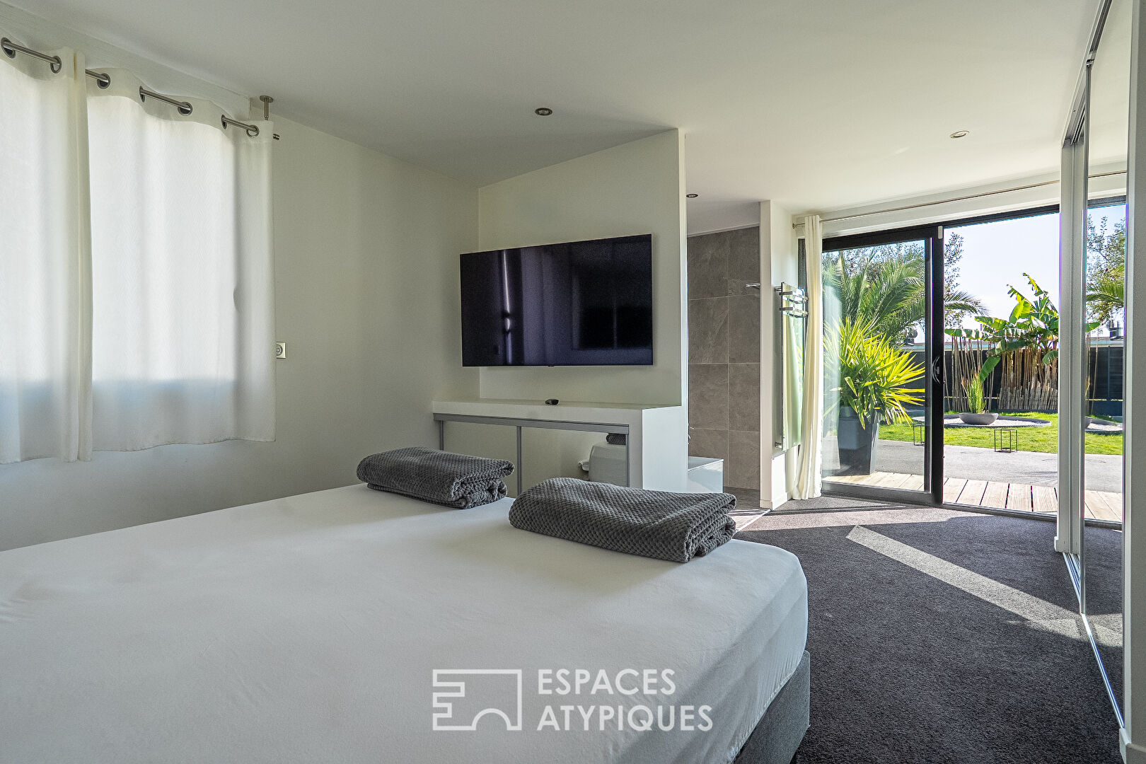 Longère rénovée et son extension contemporaine à deux pas du haras