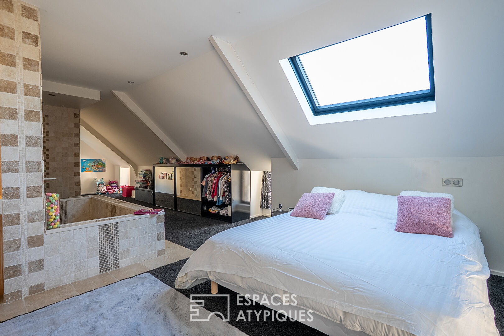 Longère rénovée et son extension contemporaine à deux pas du haras