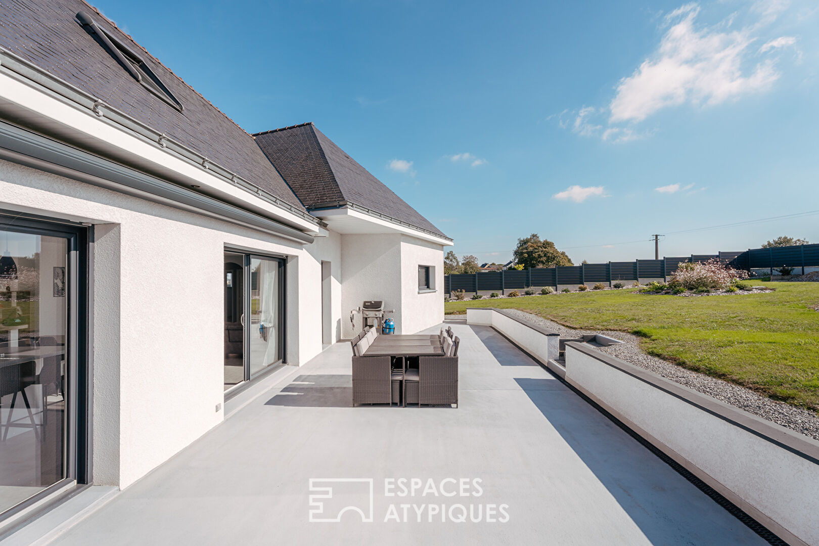 Maison familiale contemporaine avec terrasse et jardin sans vis-à-vis
