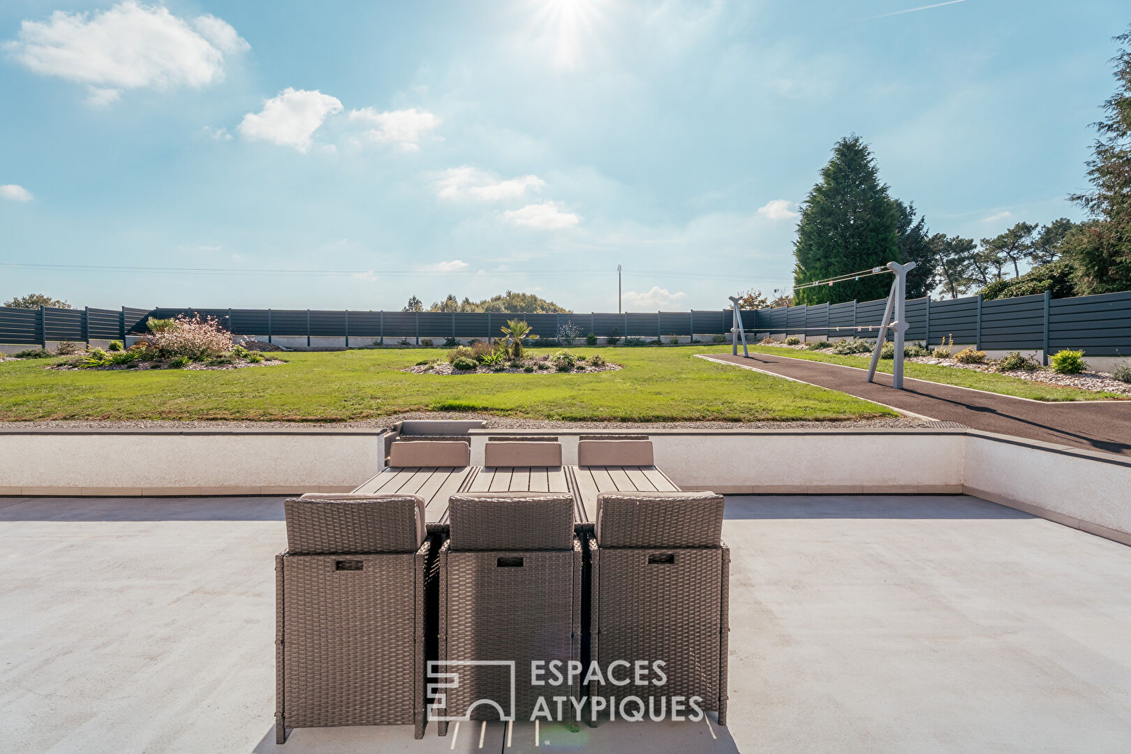 Maison familiale contemporaine avec terrasse et jardin sans vis-à-vis