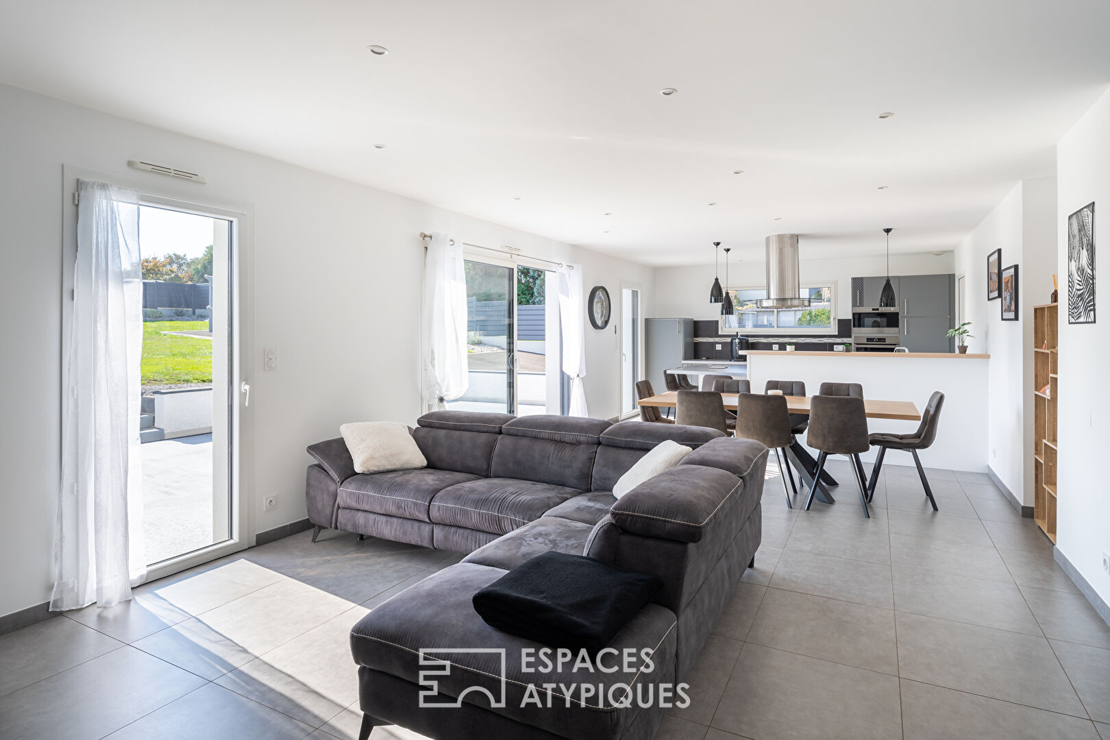 Maison familiale contemporaine avec terrasse et jardin sans vis-à-vis