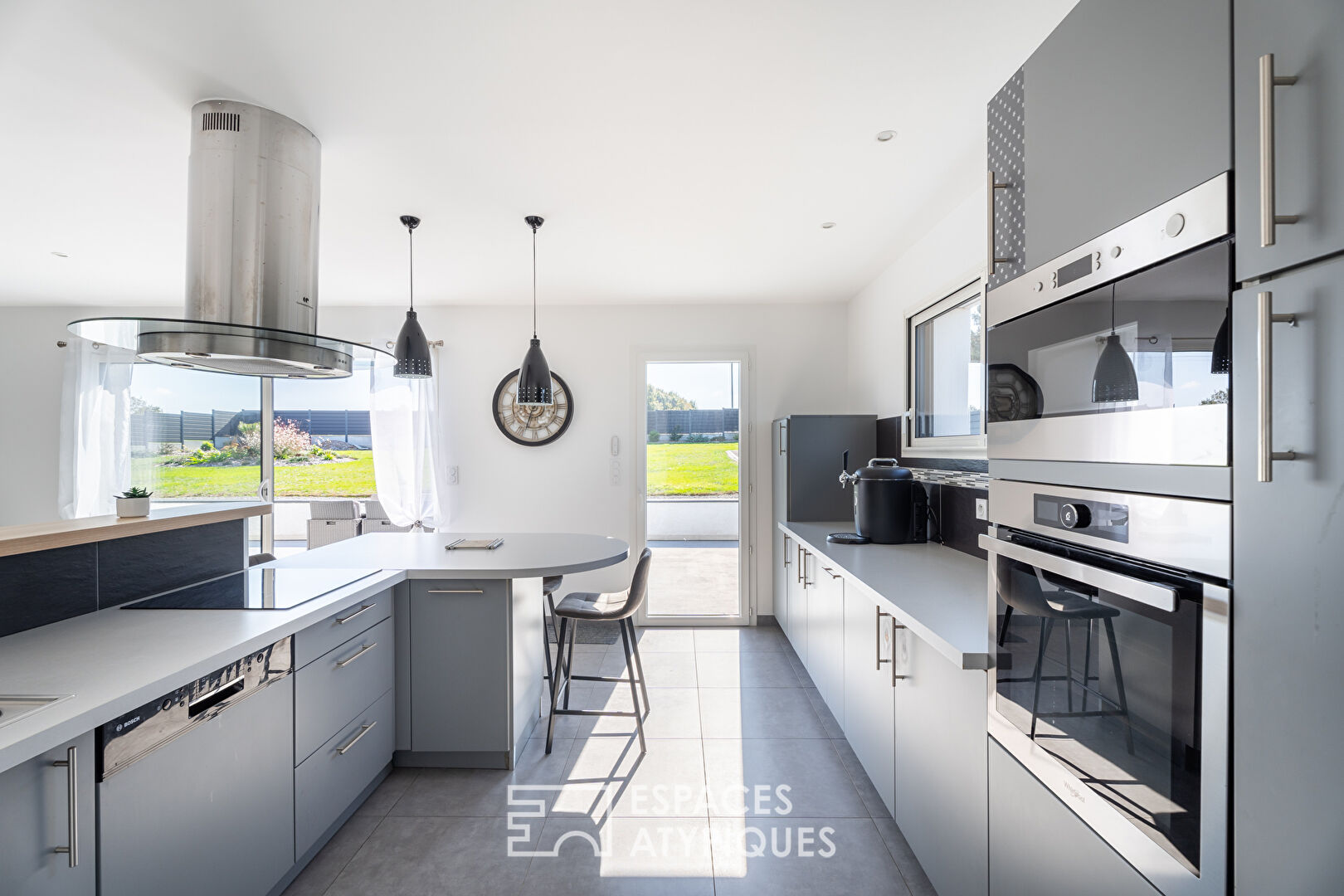 Maison familiale contemporaine avec terrasse et jardin sans vis-à-vis