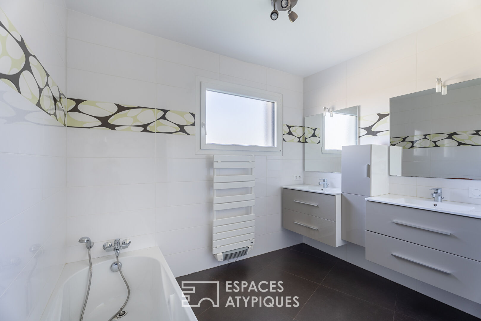 Maison familiale contemporaine avec terrasse et jardin sans vis-à-vis