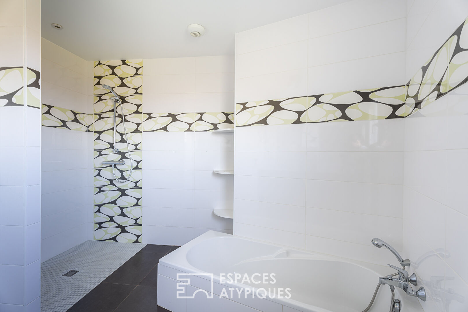 Maison familiale contemporaine avec terrasse et jardin sans vis-à-vis