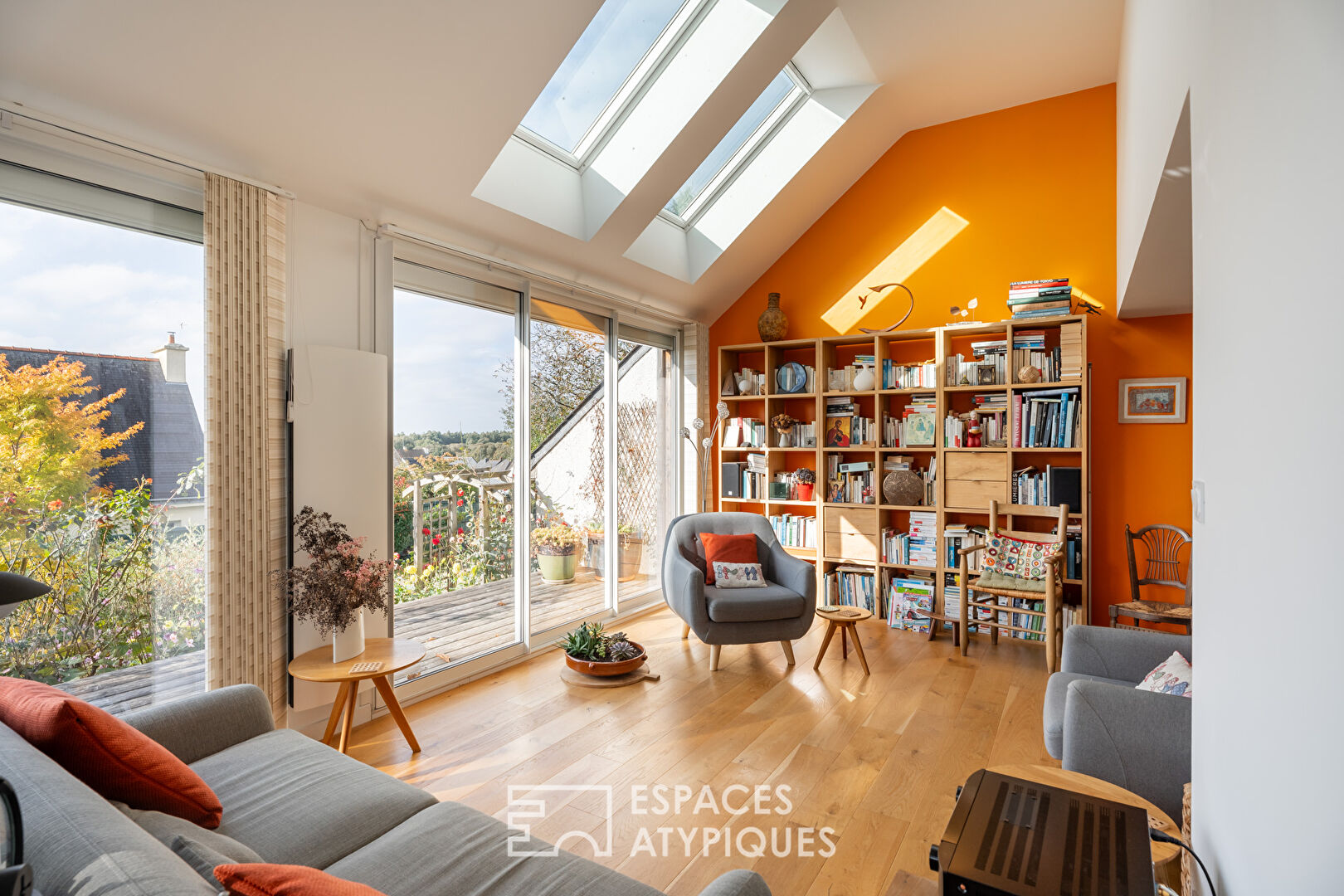 Renovated House with Wooden Extension and Development Potential in Saint-Avé
