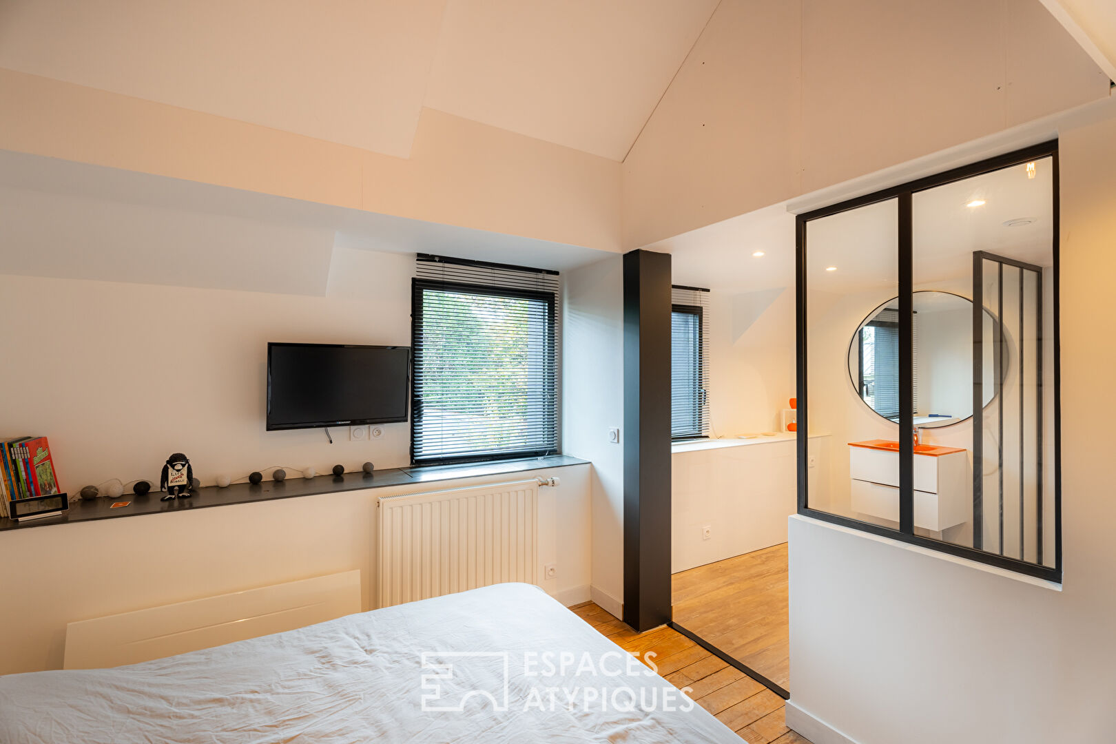 Elegant renovated farmhouse with swimming pool and outbuildings