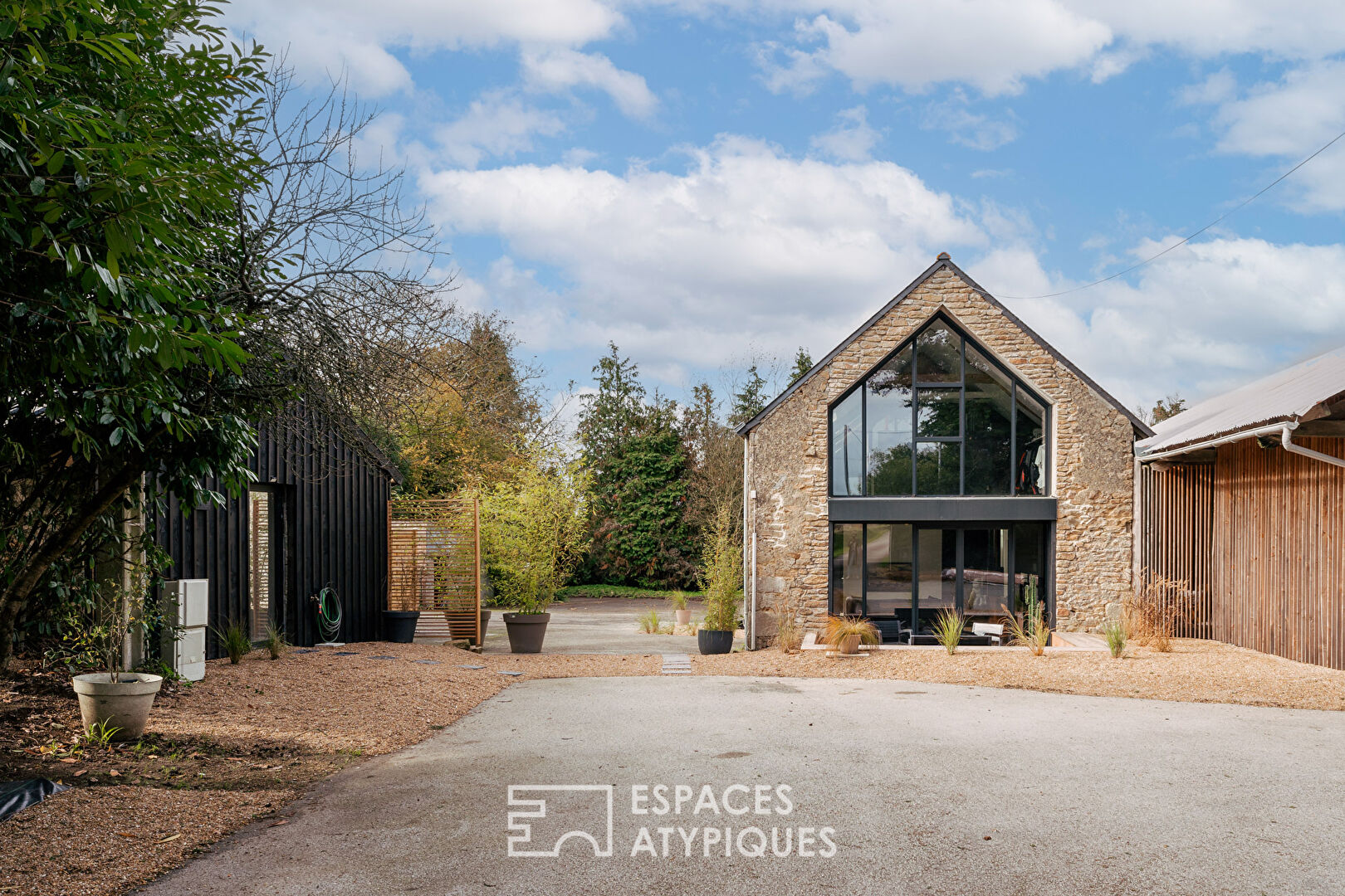 Elegant renovated farmhouse with swimming pool and outbuildings