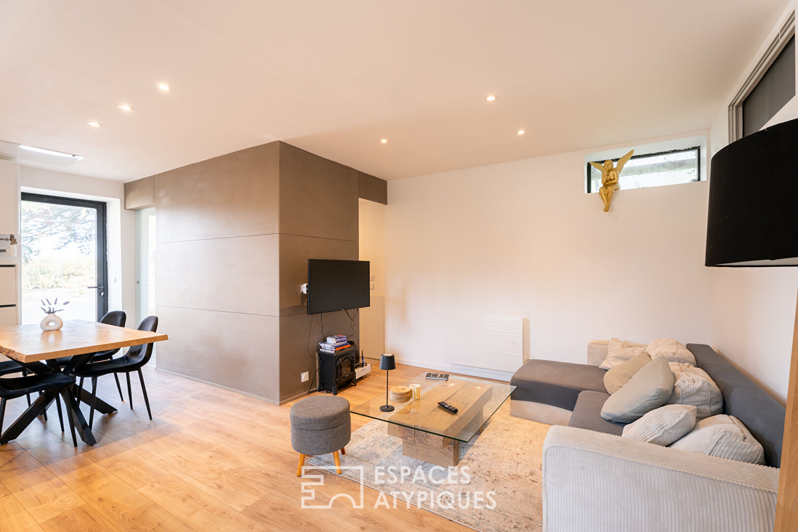 Elegant renovated farmhouse with swimming pool and outbuildings