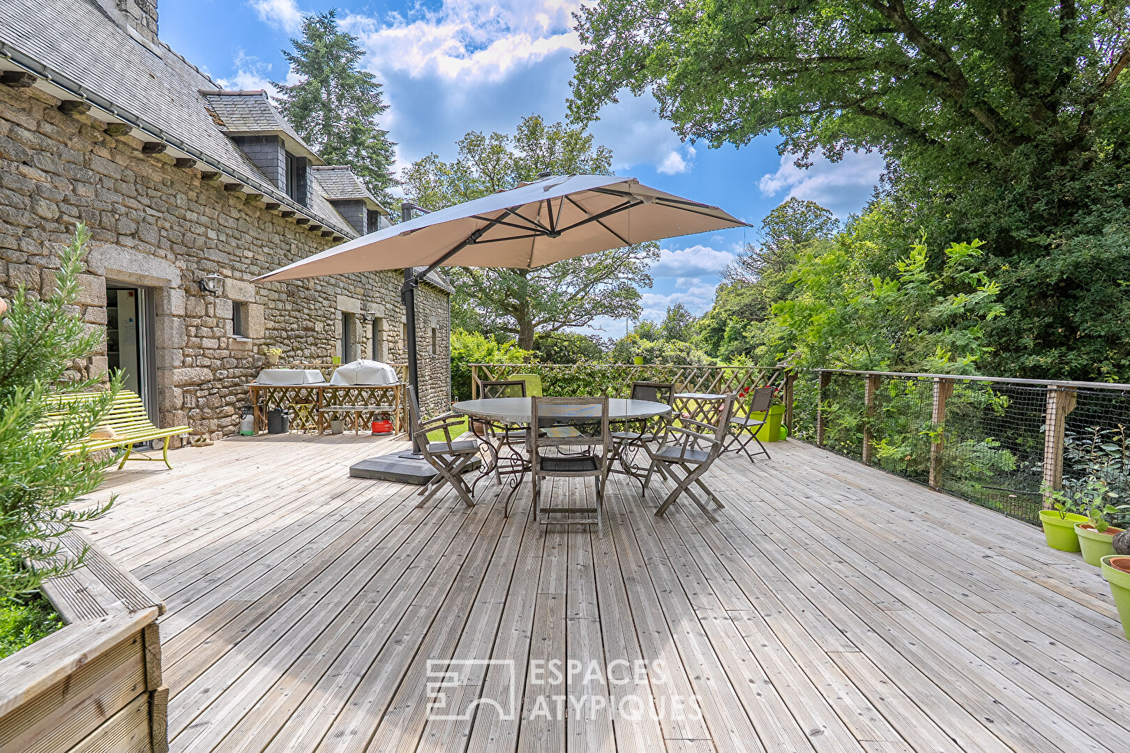 Maison familiale ou projet d’accueil dans un domaine boisé avec piscine chauffée