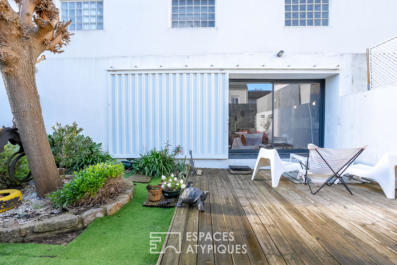 Hidden loft-style house with garden in the heart of a former workshop