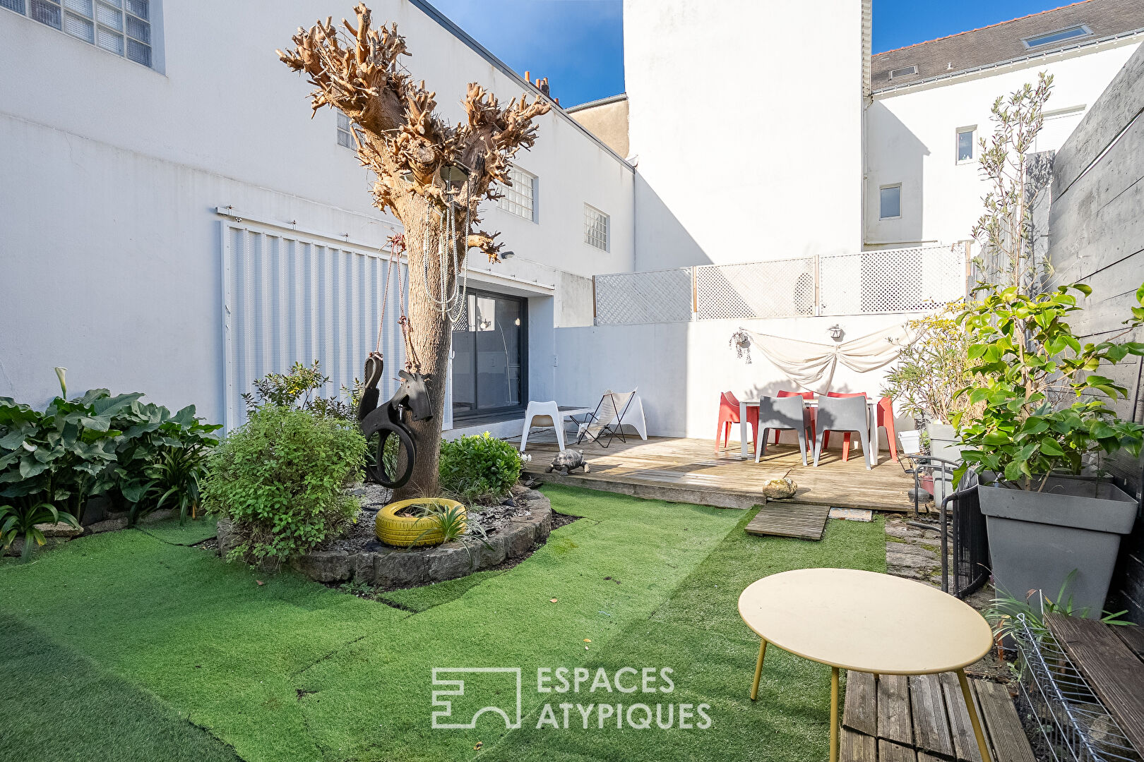 Hidden loft-style house with garden in the heart of a former workshop