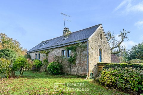 Maison de charme du XVIIe siècle avec dépendances en campagne.