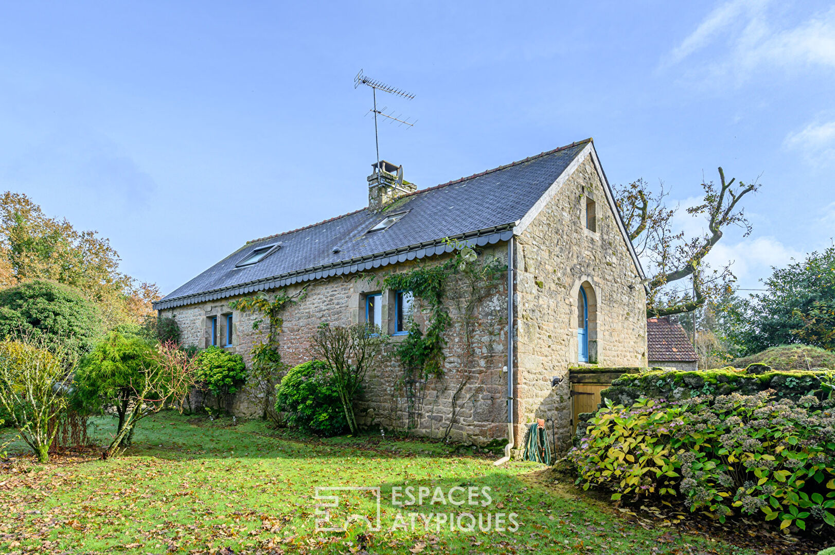 Maison de charme du XVIIe siècle avec dépendances en campagne.