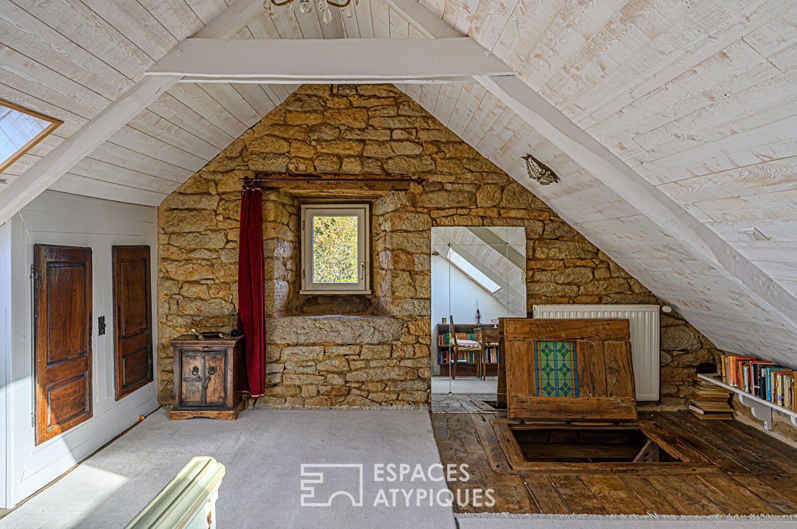 Maison de charme du XVIIe siècle avec dépendances en campagne.