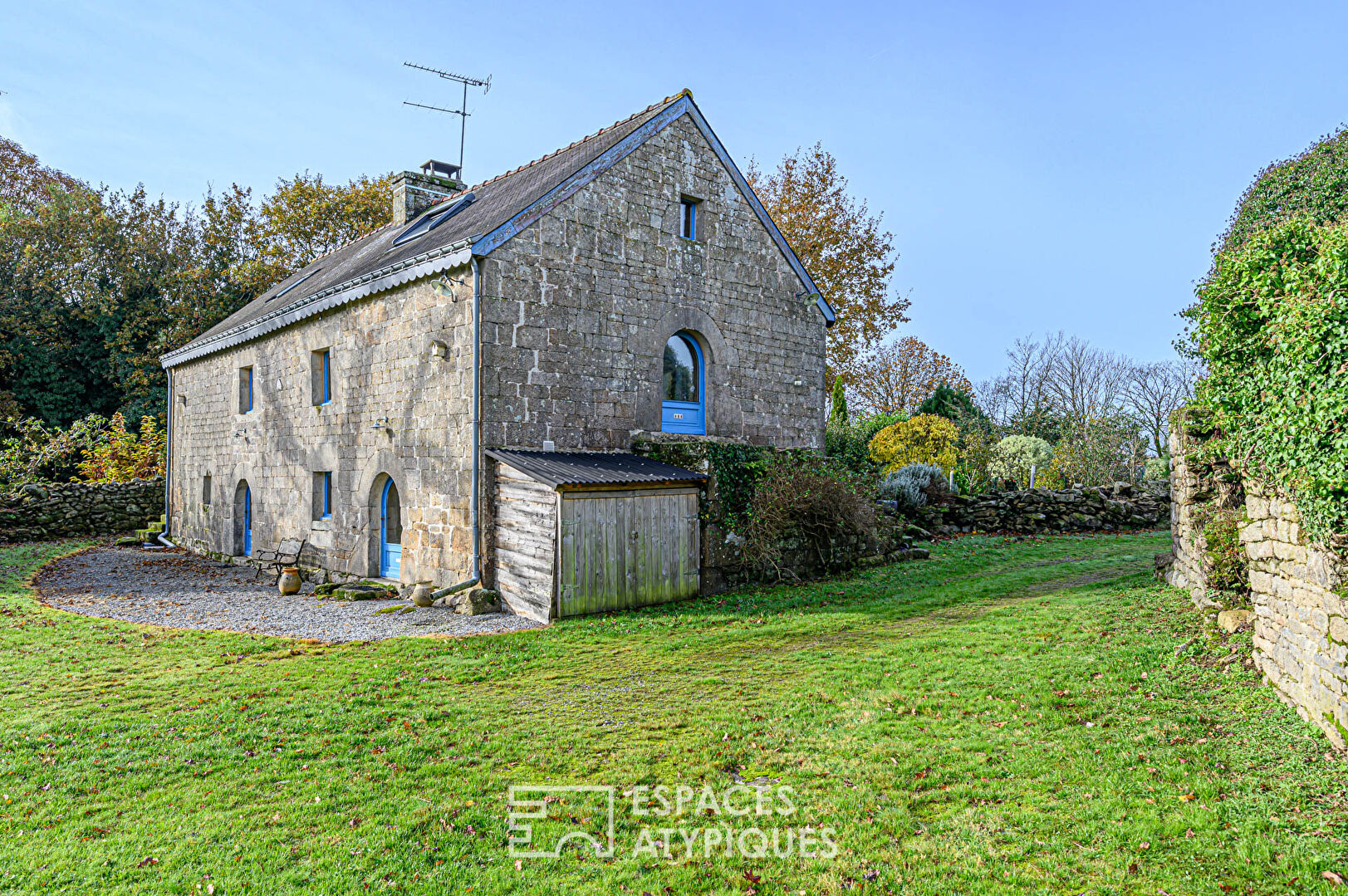 Maison de charme du XVIIe siècle avec dépendances en campagne.