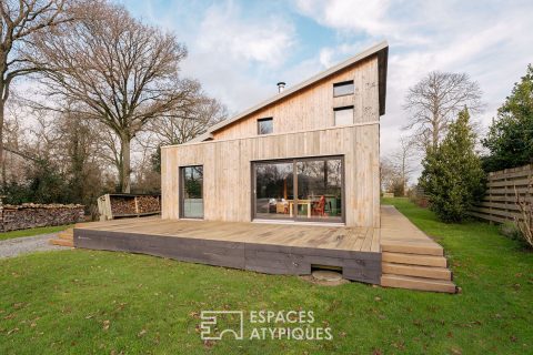 Maison en bois dans un cadre verdoyant