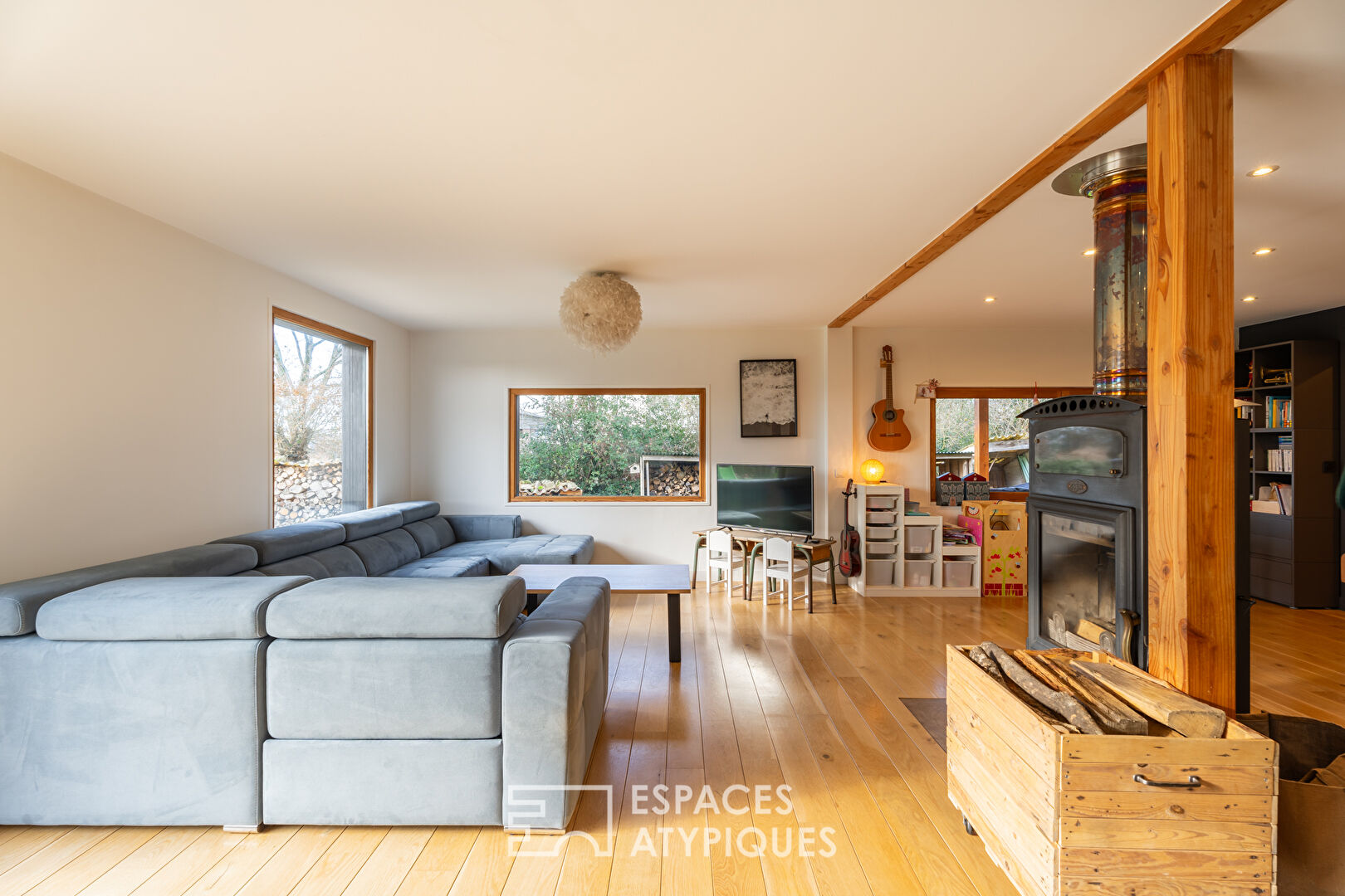 Maison en bois dans un cadre verdoyant