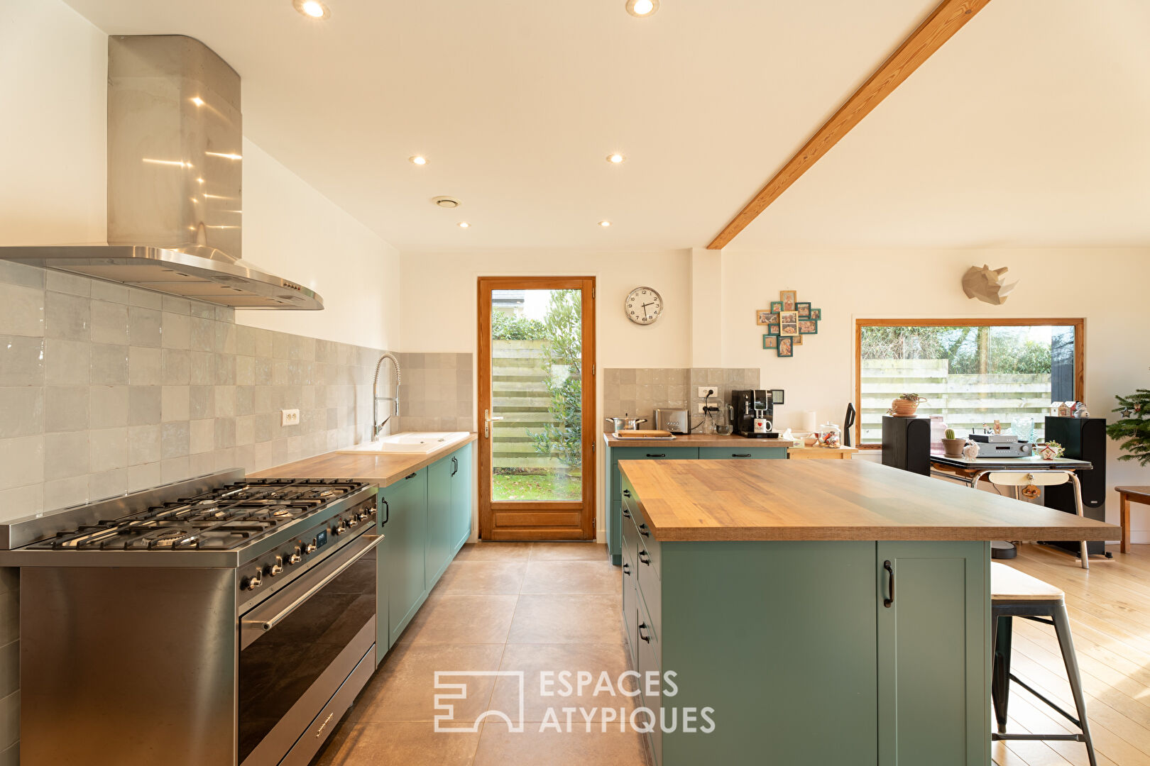 Maison en bois dans un cadre verdoyant