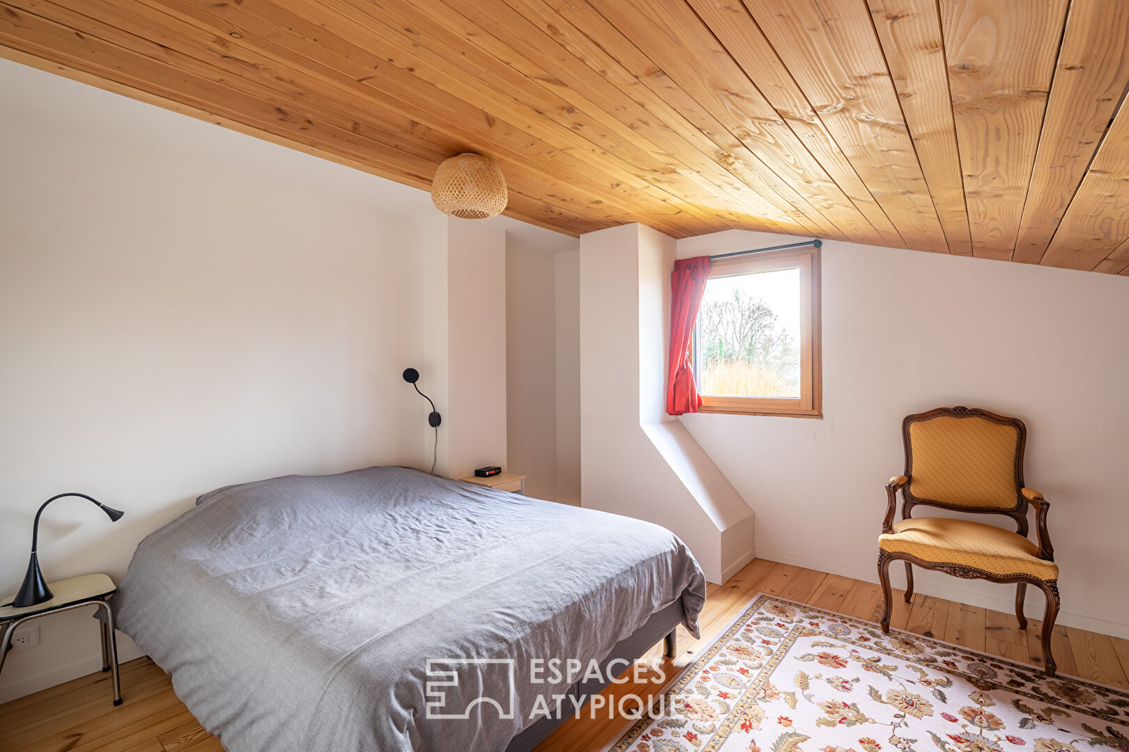 Maison en bois dans un cadre verdoyant