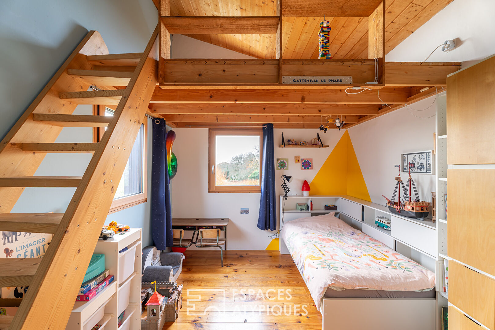 Maison en bois dans un cadre verdoyant